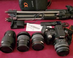 Komplette Fotoausrüstung: Sony Kamera 4 Objektive Stativ uvm