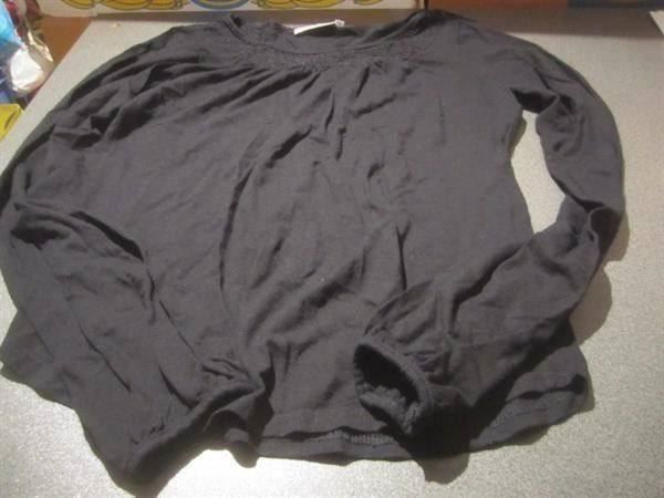 Pullover & Sweatshirts: Pullover Grösse S, Hennes, schwarz/Ausschnitt – Gebraucht aus Zürich von abraxas1291