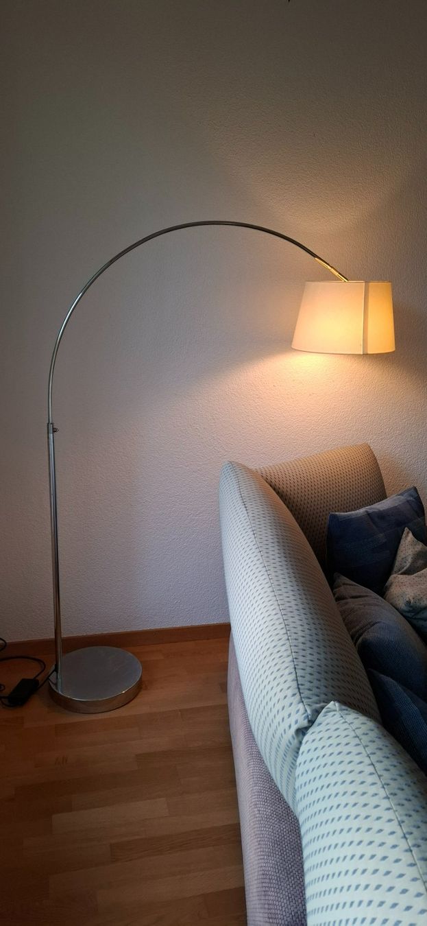 Lampade: Gebogene Stehlampe mit Stoff-Lampenschirm – Usato da Horw venduto da Supervannie