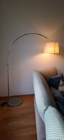Gebogene Stehlampe mit Stoff-Lampenschirm