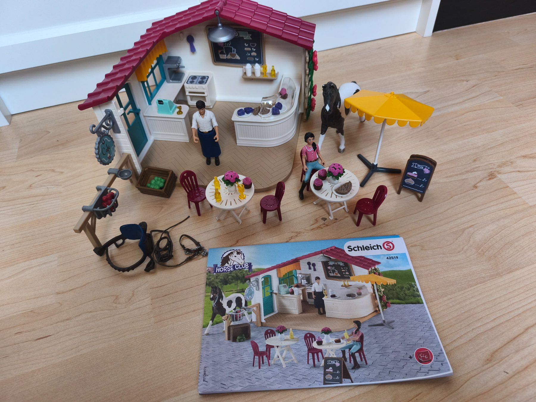 Schleich Spielzeuge: Schleich Reitercafé 42519 – Gebraucht aus Kernenried von Daniela1984