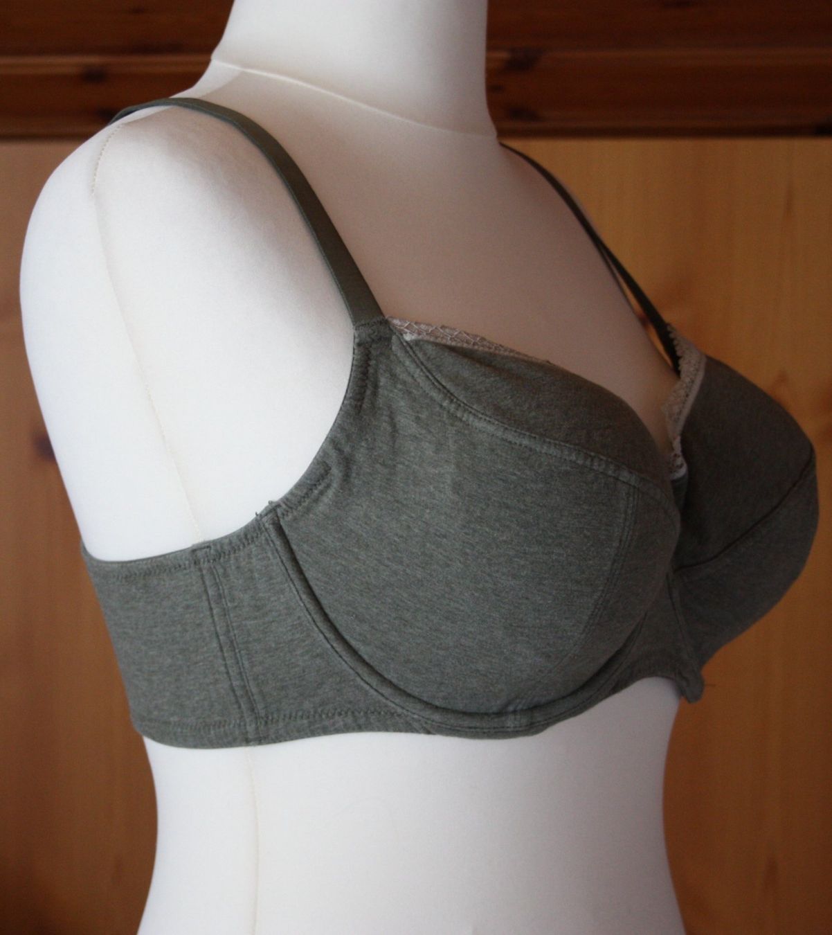 Altra biancheria intima: BH olivgrün 85DD (16) – Usato da Flüelen venduto da Diversicum-Curvy 1