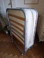 Lit pliable sur roulettes avec matelas en très bon état