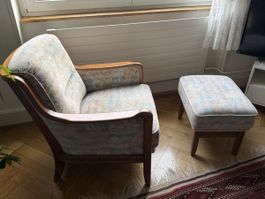 Sessel mit Hocker Holzrahmen floraler Bezug gebraucht