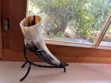 Trinkhorn mit Metallständer /Kostümzubehör