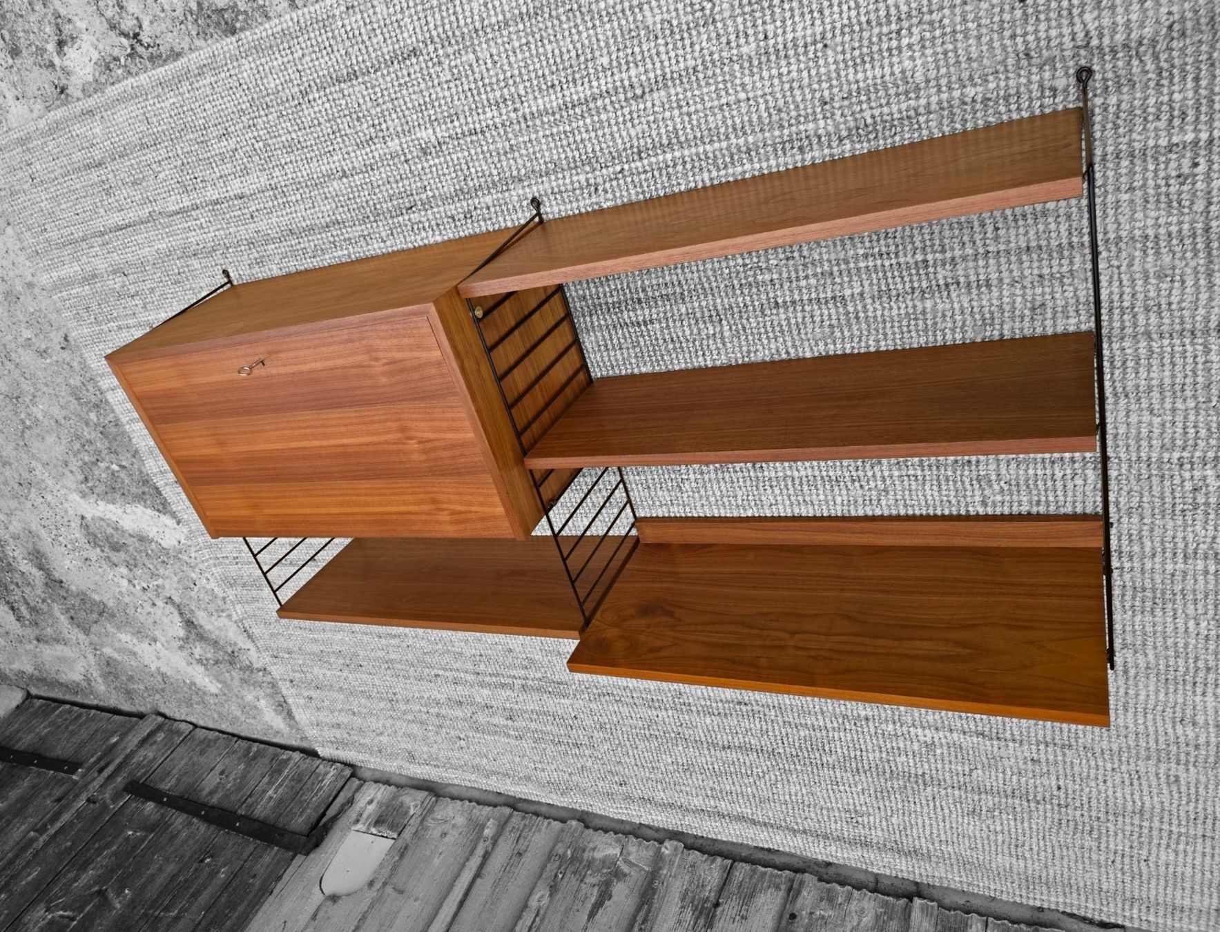 String Scaffali: Originales  Mid Century Stringregal  in Nussbaum – Usato da Haslen AI venduto da Vintagelix