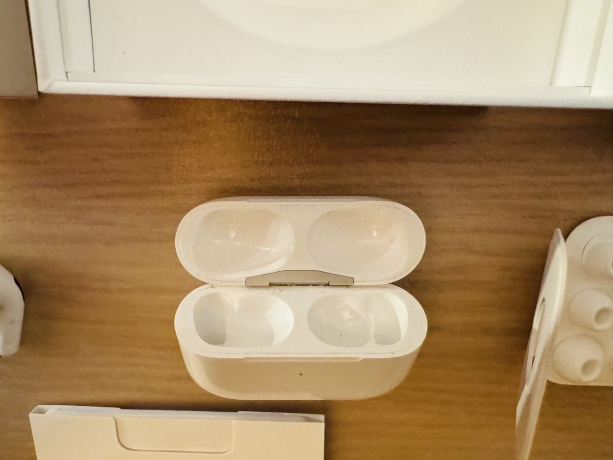Apple Cuffie: Apple AirPods Pro 2. Generation mit Case  – Usato da Winterthur venduto da salebook 7