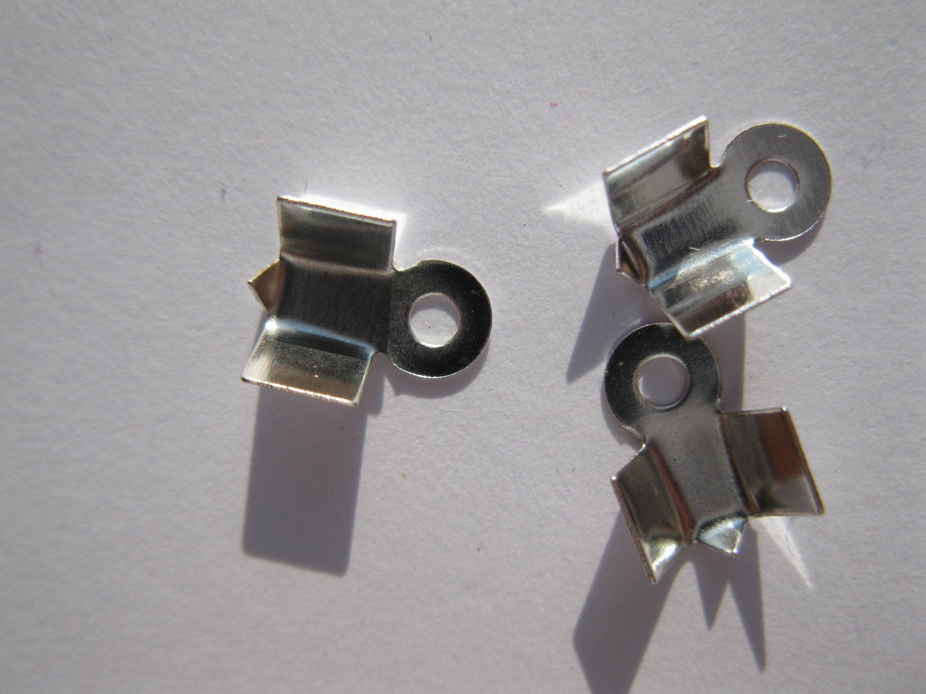 Perle (finte): 40 Endstücke, Quetschenden mit Öse, versilbert, 9x4mm – Nuovo e nell'imballaggio originale da St. Margarethen TG venduto da LuanaKa