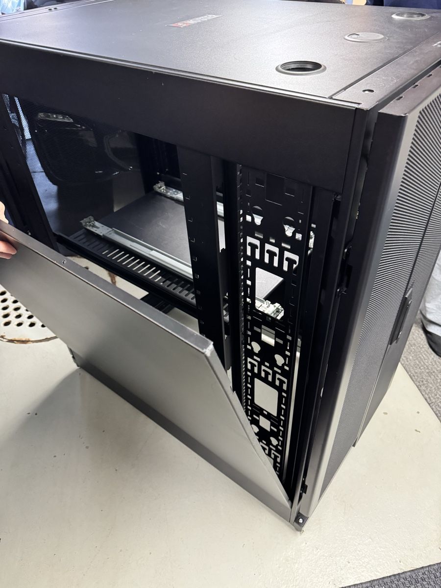 Apc Racks & Cavalletti: APC NetShelter SX 24U Server Rack – Usato da Winterberg ZH venduto da Motti5 4