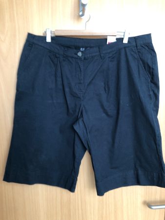 Schwarze Bermuda-Shorts, Gr. 48,