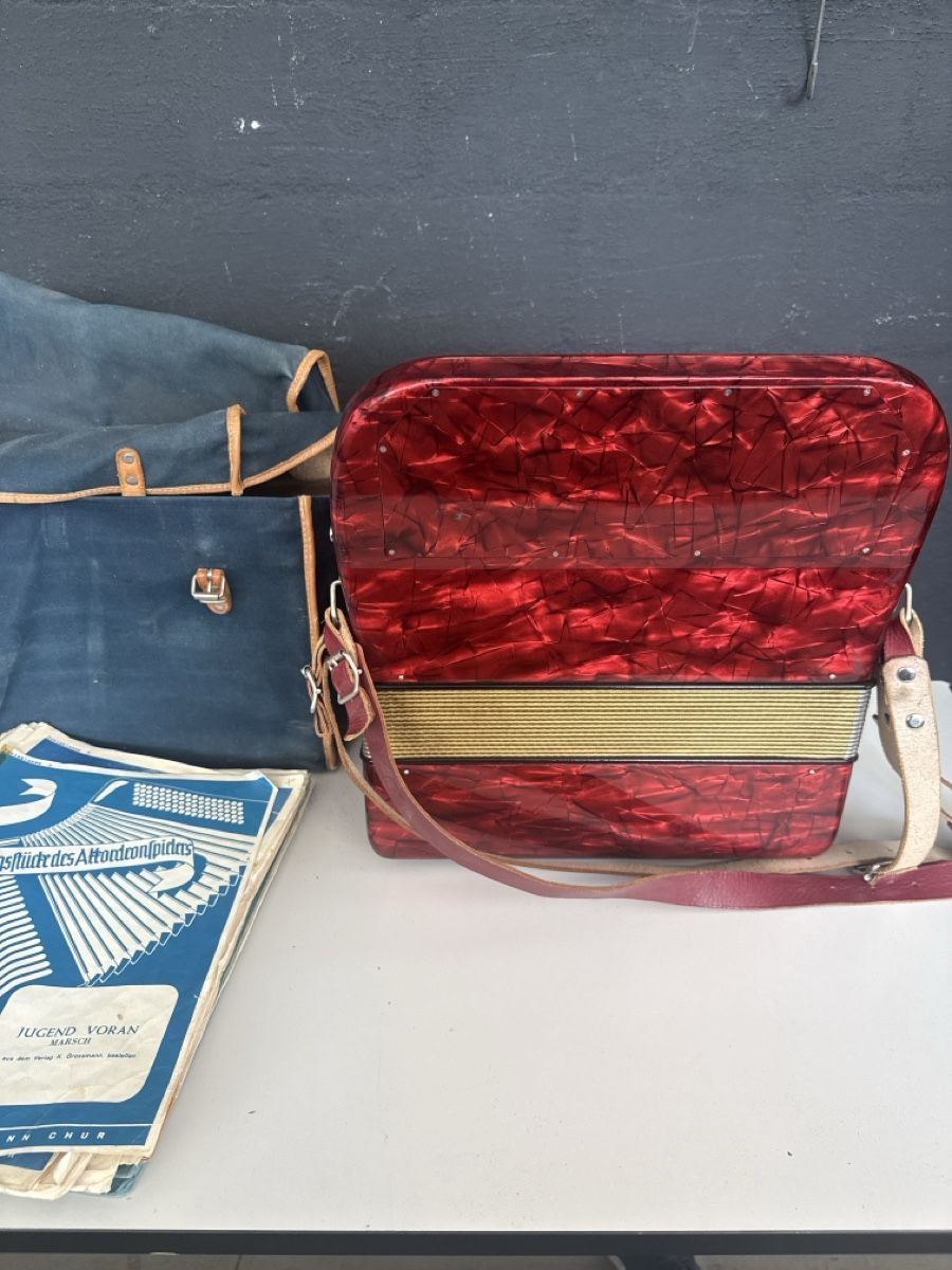 Musikinstrumente: Hohner Piccolo Akkordeon rot gebraucht – Gebraucht aus Näfels von Meelis 2