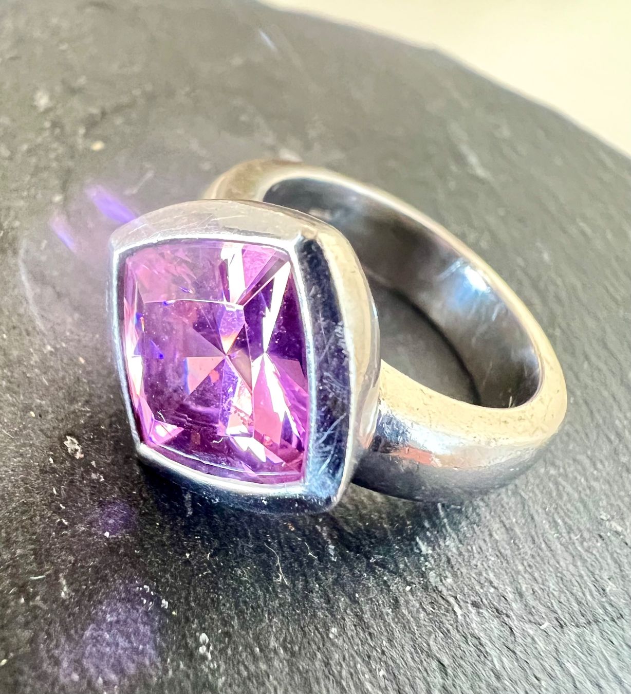 Anelli: Farbspiel: Silberring 925 mit grossem, facettiertem Amethyst – Usato da Ruswil venduto da artbyhand 1