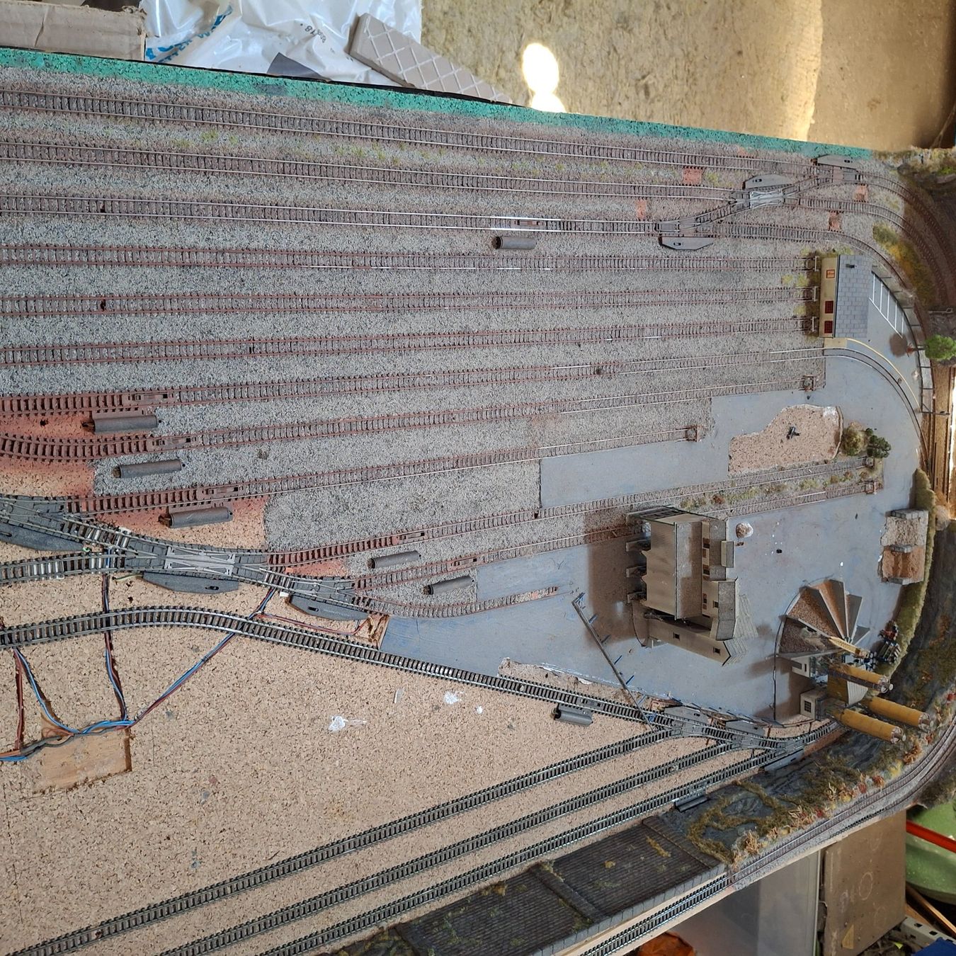 Märklin Modellini di ferrovie: Maquette ferroviaire complexe, voies multiples 80x275 cm – Usato da Erde venduto da VODO460 2