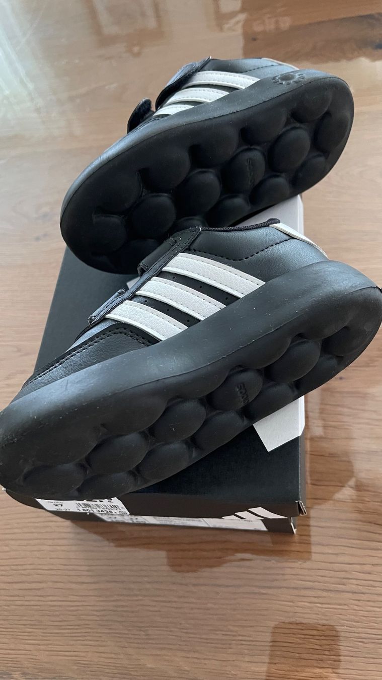 Scarpe per ragazzi: Adidas Sneakers – Usato da Bachenbülach venduto da Jennyg 2