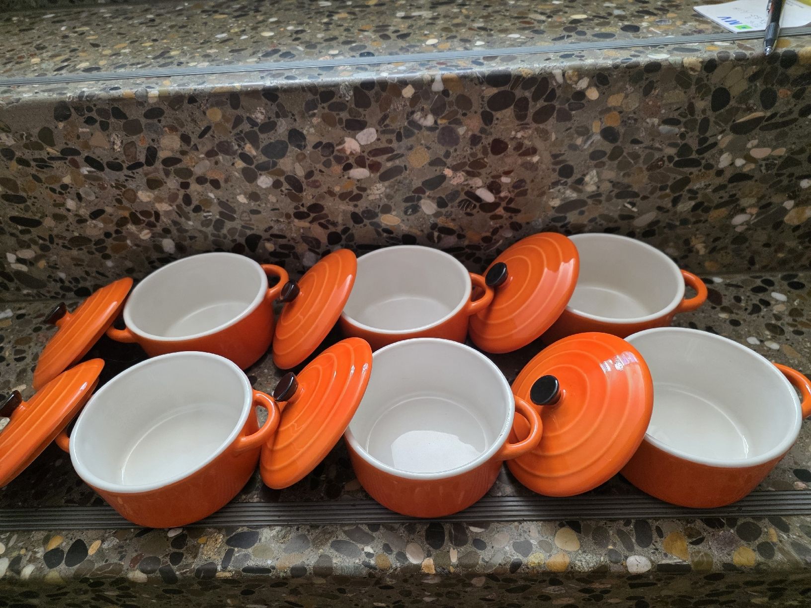 Le Creuset Pentole: 6 Cocottes Orange mit Deckel Keramik neuwertig – Nuovo (secondo la descrizione) da Bellikon venduto da zuzu66 1