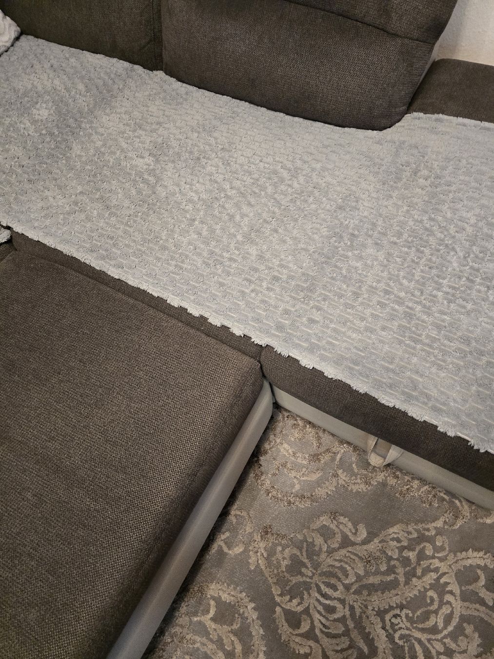 Sofas: Wohnlandschaft grau schwarz mit Bettfunktion – D'occasion à Winterthur par AMKOM5E39 3