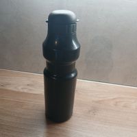 Klassische Trinkflasche für Sport und Freizeit in Schwarz