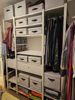 Offener Kleiderschrank