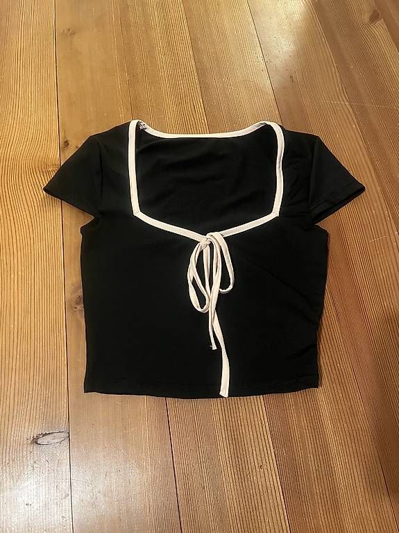 Camicette, T-shirt & Top: Schwarzes Top mit Schleife – Usato da bern venduto da celio777