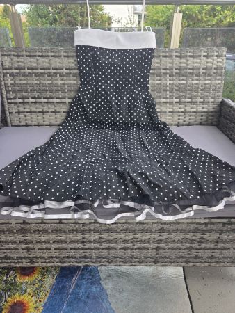Weiss gepunktetes edles schwarzes Abendkleid
