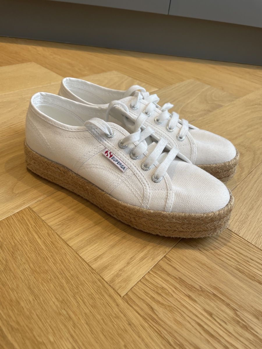 Superga Scarpe da donna: Weisse Superga Schuhe, Gr. 37.5 – Nuovo (secondo la descrizione) da Arbon venduto da llaauraa