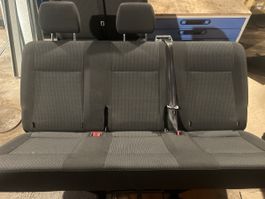 VW T6 Rücksitzbank mit zwei Kopfstützen.