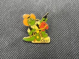 Anstecker Krokodil Cowboy mit Steckenpferd und Waffe Ossi