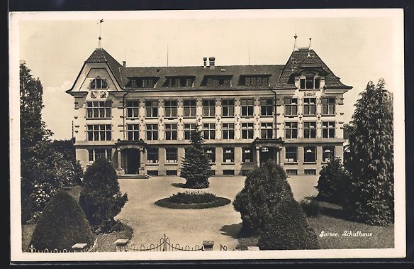 Cartoline postali: Sursee, Frontalansicht des Schulhauses – Usato da Berlin venduto da bartko-reher