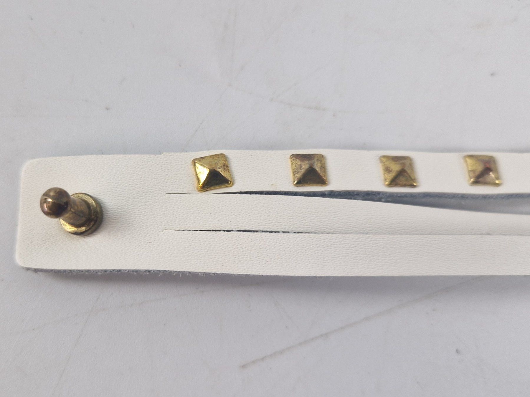 Bracciali & Braccialetti: Weisses Armband mit goldfarbenem Dekor – Usato da Muhen venduto da Restwert_Muhen 3