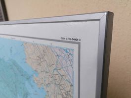 Grosse Weltkarte im Aluramen