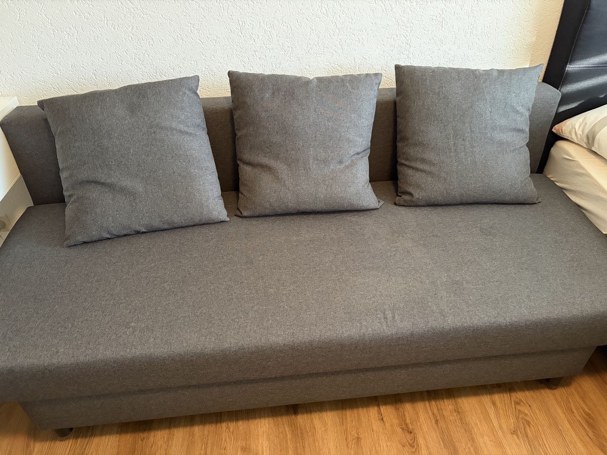 Sofas: 3-er Bettsofa, grau – D'occasion à Lachen SZ par andysbm