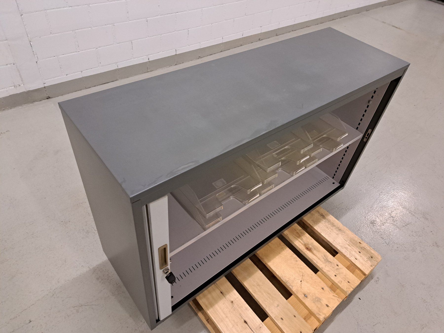 Lista Armadi: Sideboard Lista Office mit Rollladentür grau – Usato da Embrach venduto da lichttechnik 6