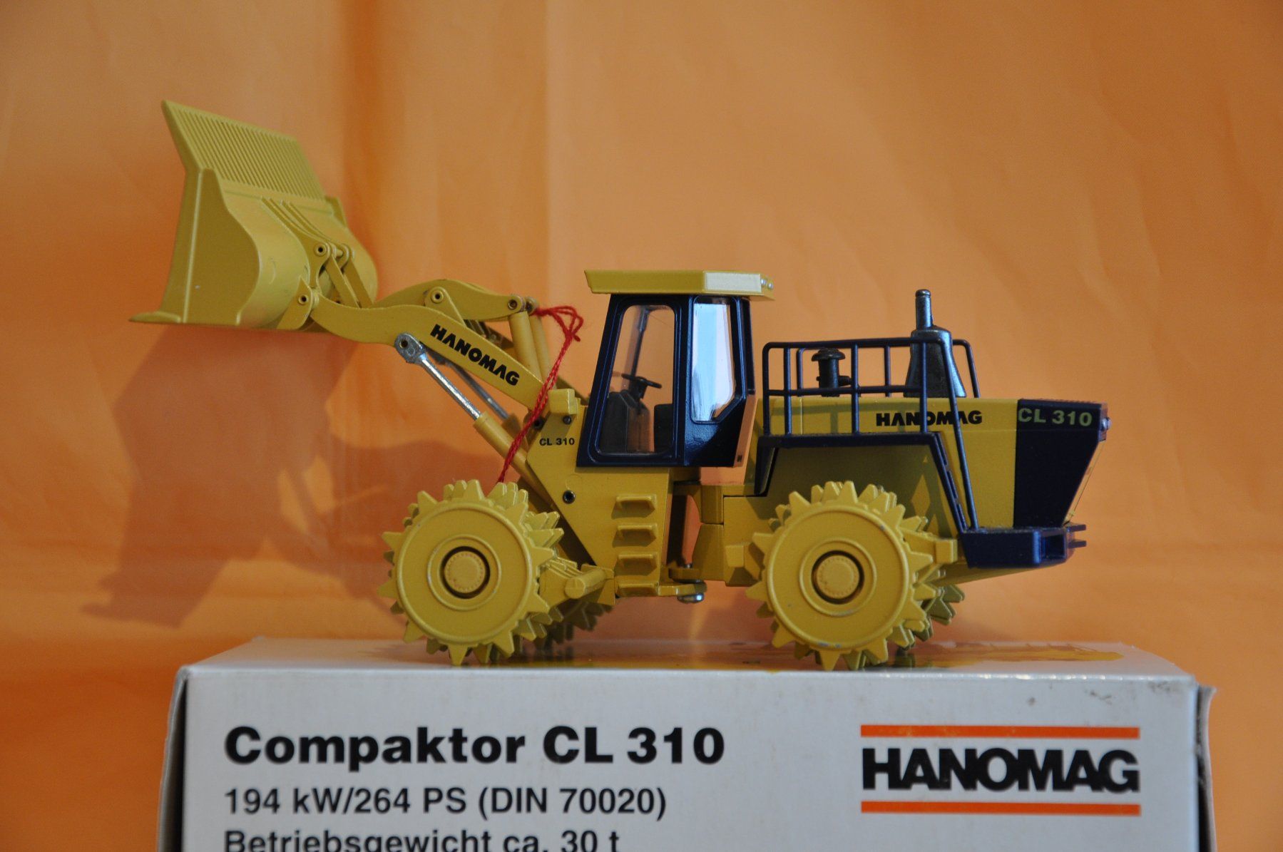 Conrad Kit di modellismo & Modellini statici: HANOMAG CL 310 Compaktor – Nuovo (secondo la descrizione) da Mitlödi venduto da worker04