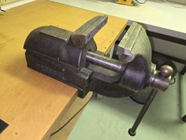 Monster eines Schraubstocks Gressel
