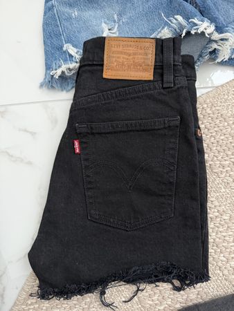 Shorts Levi's neri, taglia 24, perfetti per l'estate!