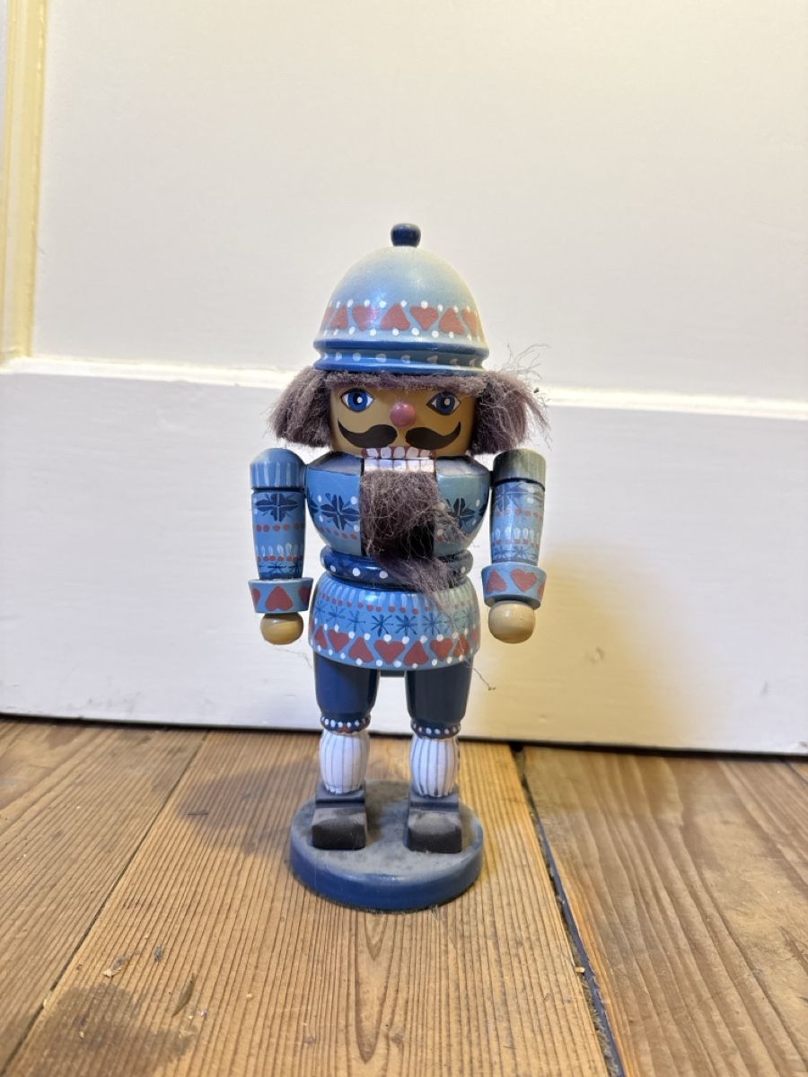 Statuette: Nussknacker Holz blau bemalt mit Herzmuster  – Usato da Luzern venduto da Laendi