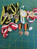 Sammlung Laufmedaillen mit Bändern diverse Läufe