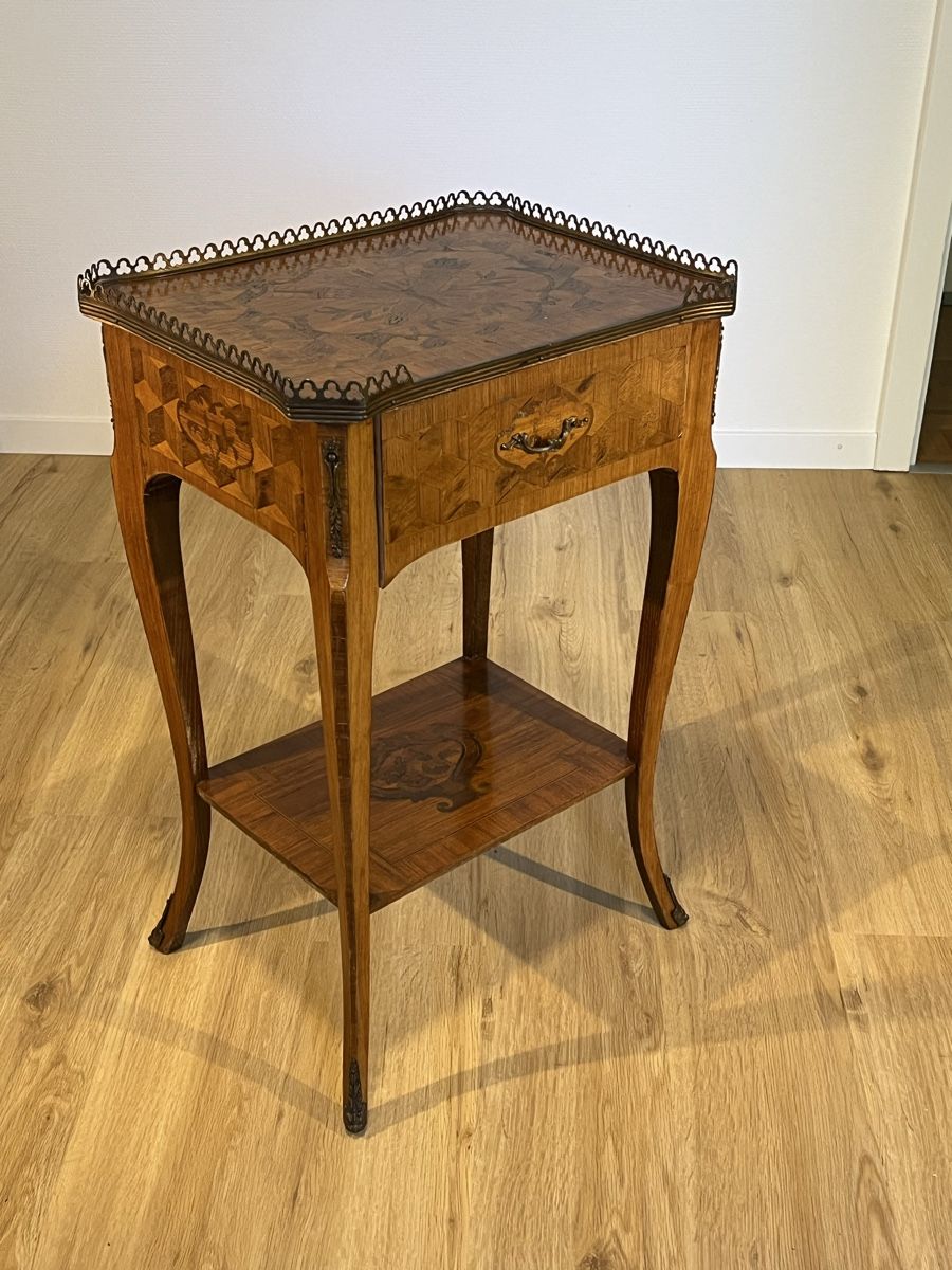 Comodini: Belle table de chevet marqueterie ancienne  – Usato da Morges venduto da fpaccaud