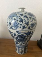 Chinesische Blau-Weiß-Porzellanvase mit Drachenmotiv ca 32