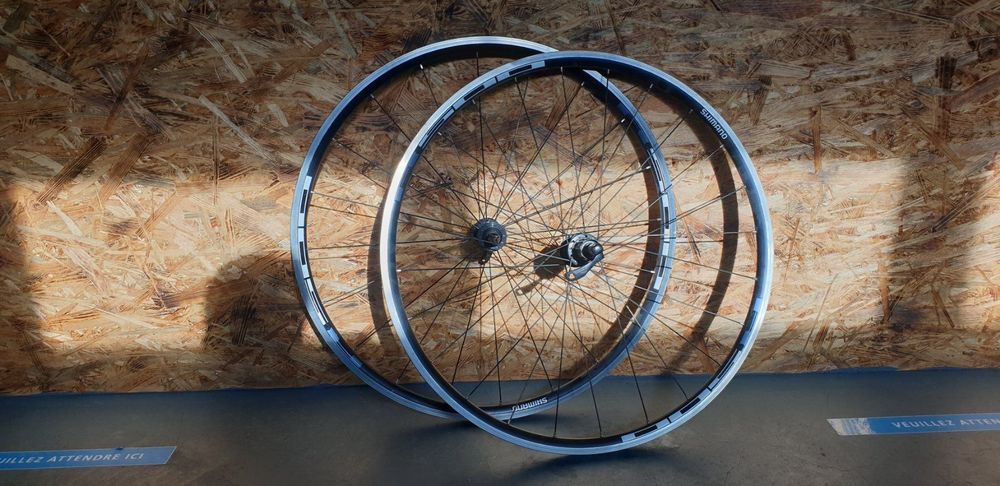 Jantes Carbone AIRWOLF Sawtooth 700c - Pour Gravel & Route, 24 Trous, Léger