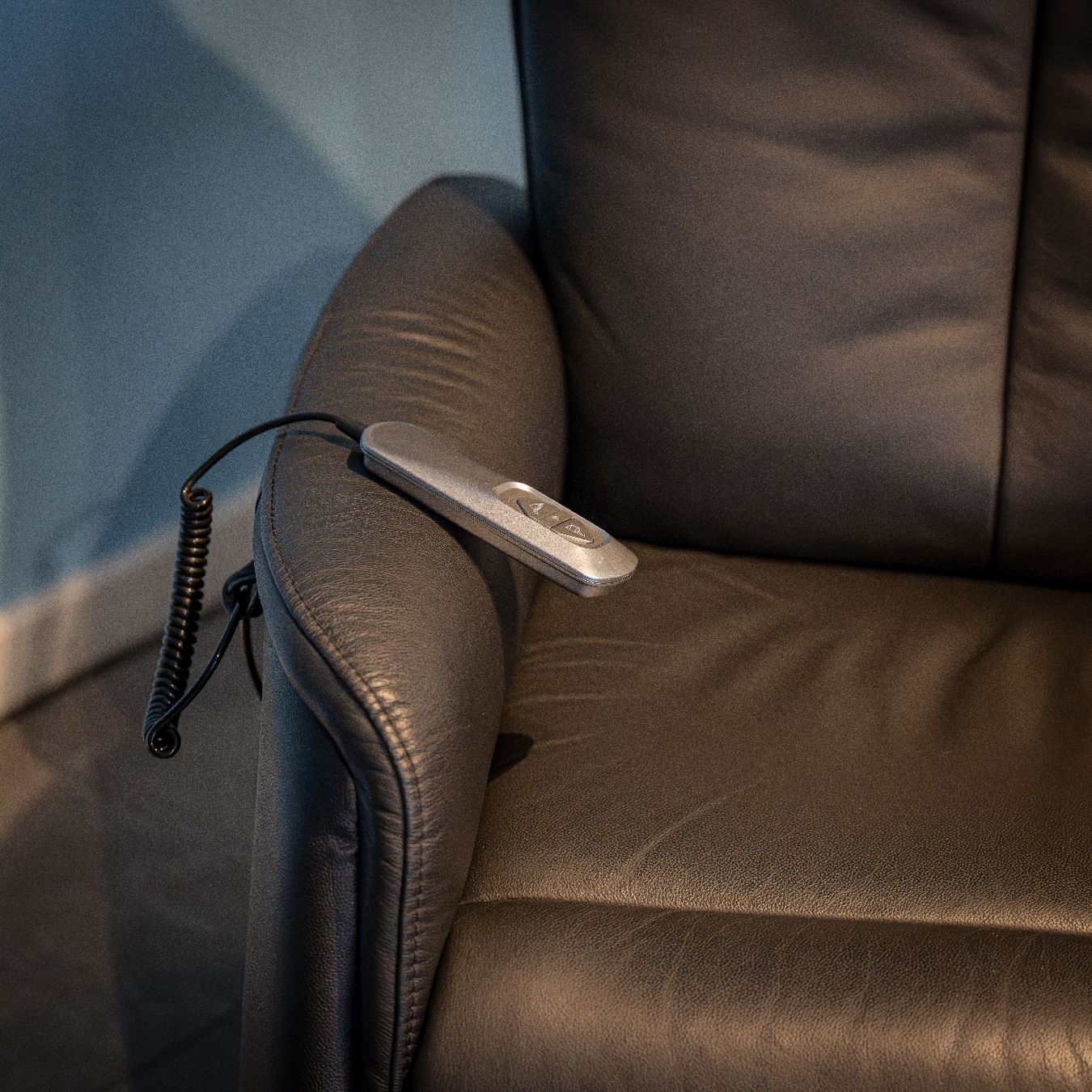 Fauteuils: Relaxsessel elektrisch aus echtem Leder mit Aufstehhilfe – D'occasion à Pieterlen par Tollot 3