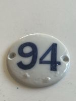Zahl Hausnummer 94 Keramik weiss/blau rund 2 Löscher(S16)