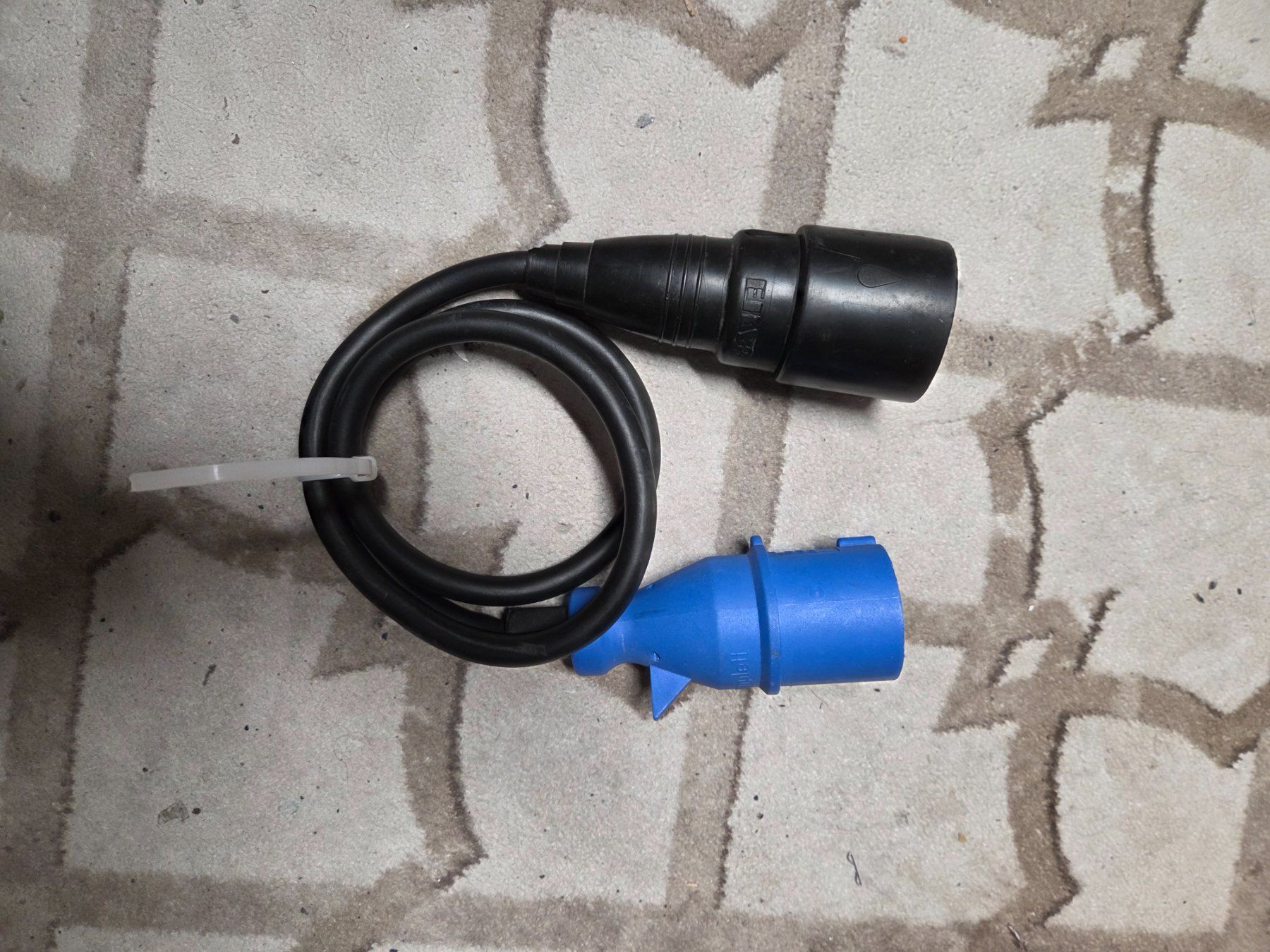 Unità & Adattatore: Adapter Stecker CEE 16a 3p Kupplung T13 1m – Usato da Zürich venduto da Alibaba1234 1