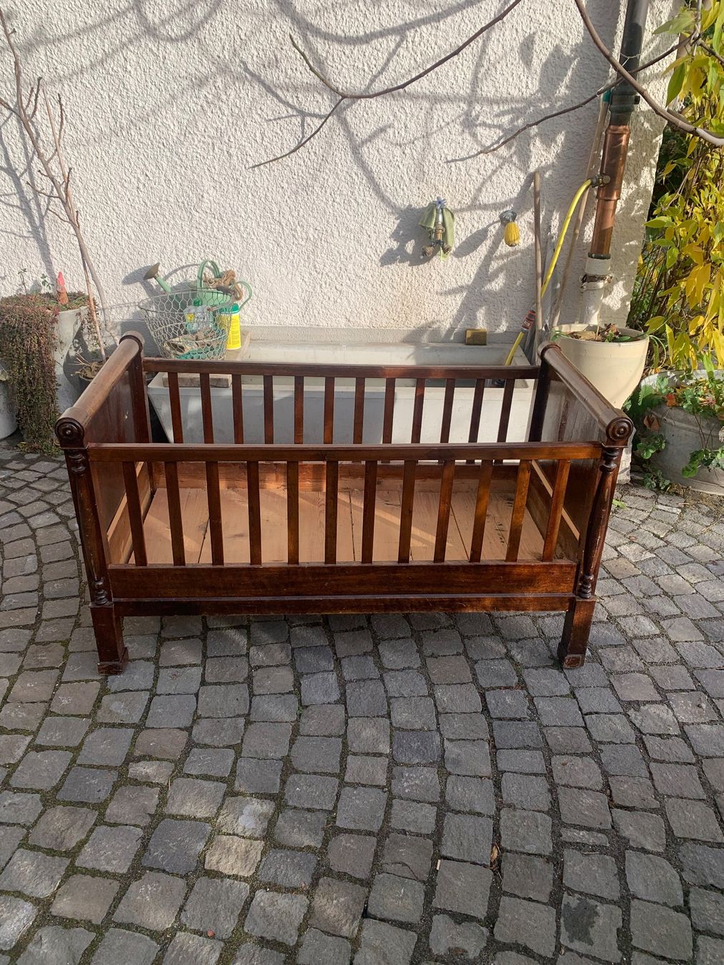 Letti: Lit bébé ancien en noyer – Usato da Jongny venduto da mel_56b9 5