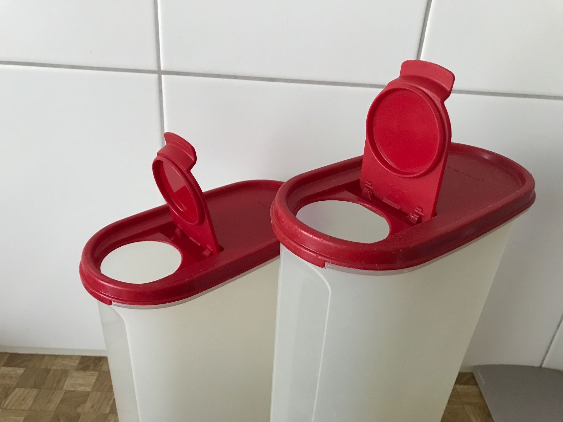 Tupperware Recipients et similaires: Tupperware. 2 grosse Vorratbehälter – D'occasion à Birmensdorf ZH par Hilhan 1
