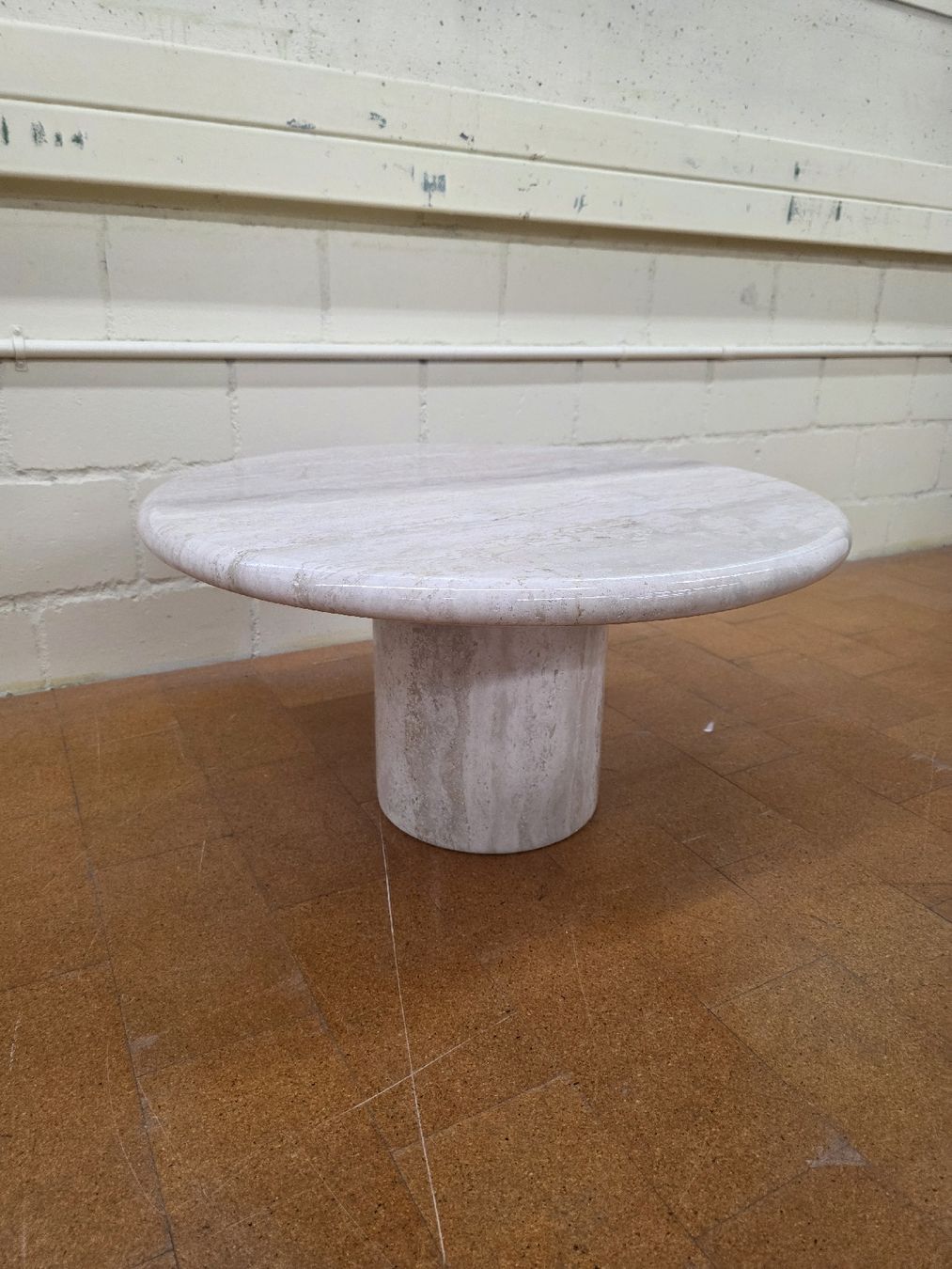 Tables: Designer Couchtisch aus Travertin  – D'occasion à Lichtensteig par UsedINStore 1