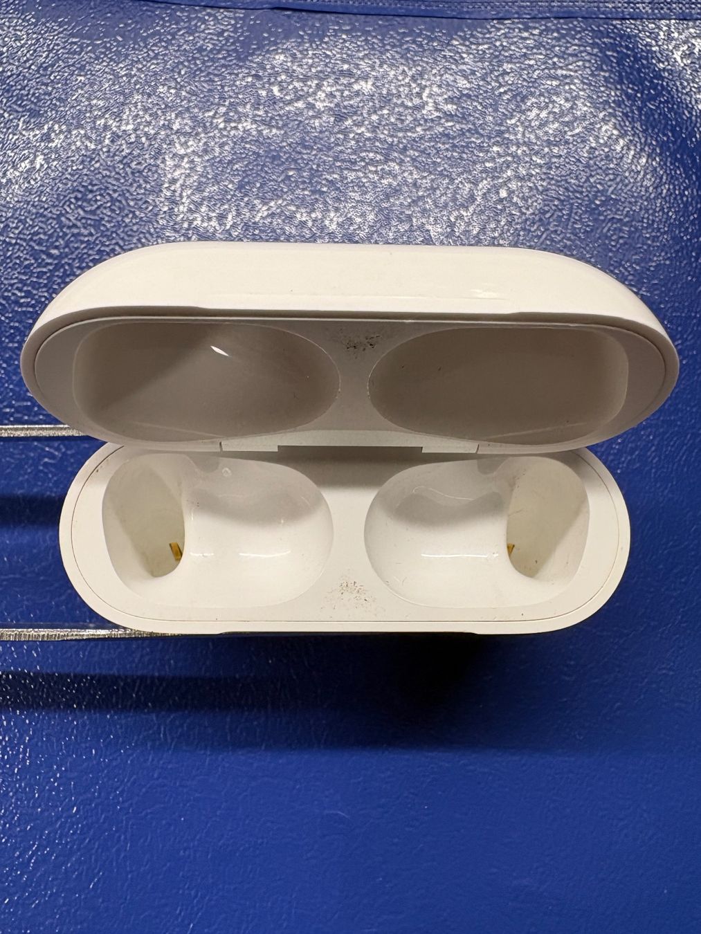 Apple Cuffie: Apple AirPods Pro 2 charging case (A2968). – Usato da Lausanne venduto da Zorrus77 3