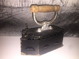 Ancien fer à repasser / altes Bügeleisen (22 x 22 x 9 cm)