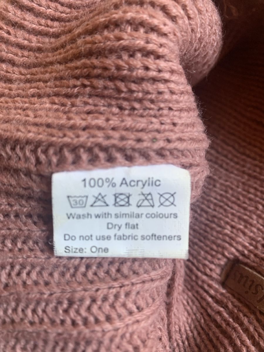 Hüte, Mützen & Caps: Strickmütze mit Bommel lila – Gebraucht aus Laufen von Nivo33 2