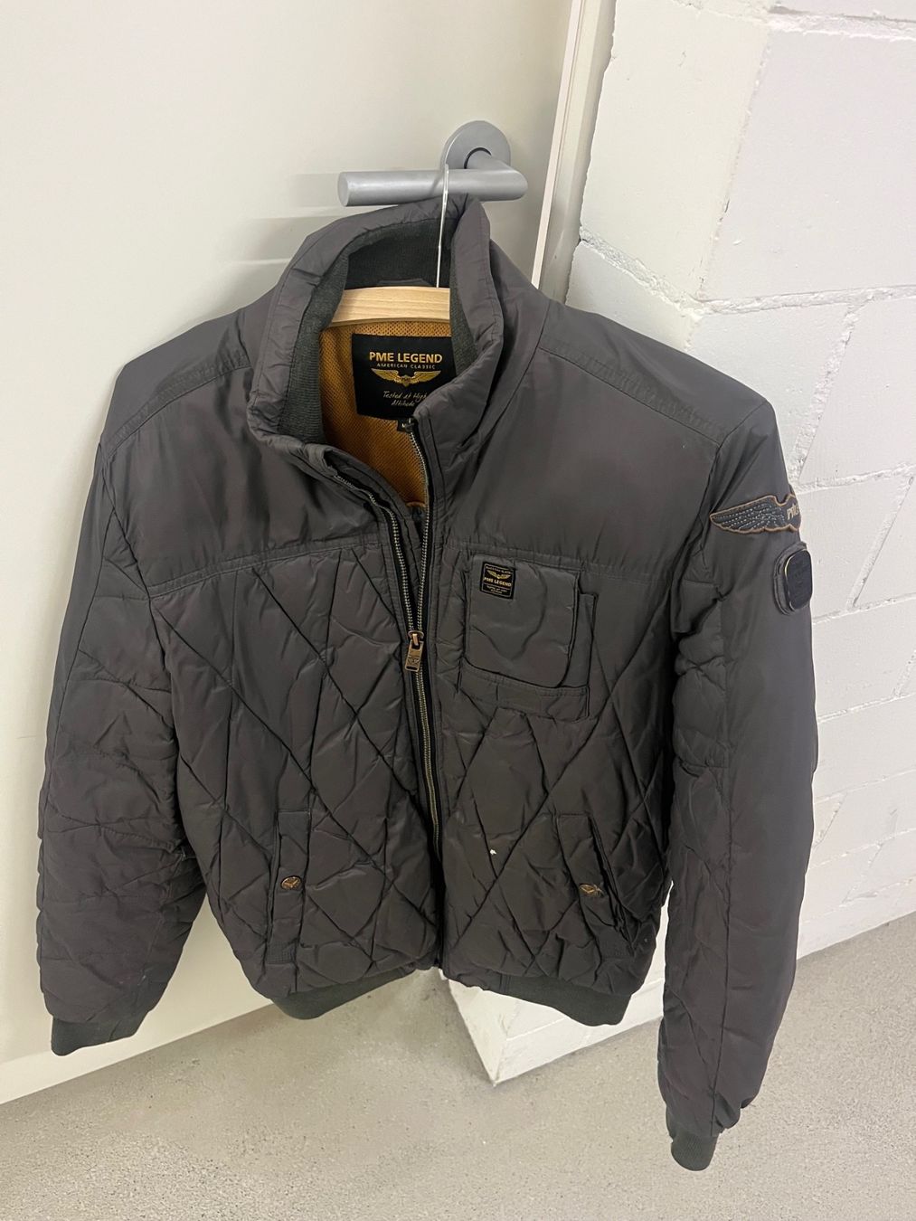 PME Legend Jacken: PME LEGEND_BOMBERJACKE_GRAU_GRÖSSE M – Defekt aus Herisau von playoff15